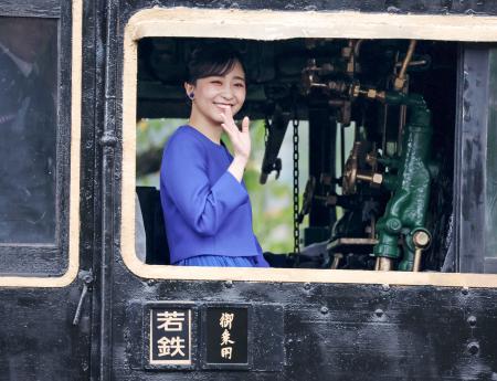 佳子さま、SLに体験乗車 鳥取訪問、助手席で汽笛｜秋田魁新報電子版